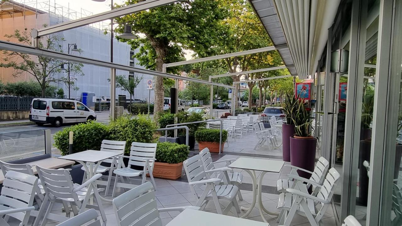 Hotel Costanza Cesenatico Exterior photo