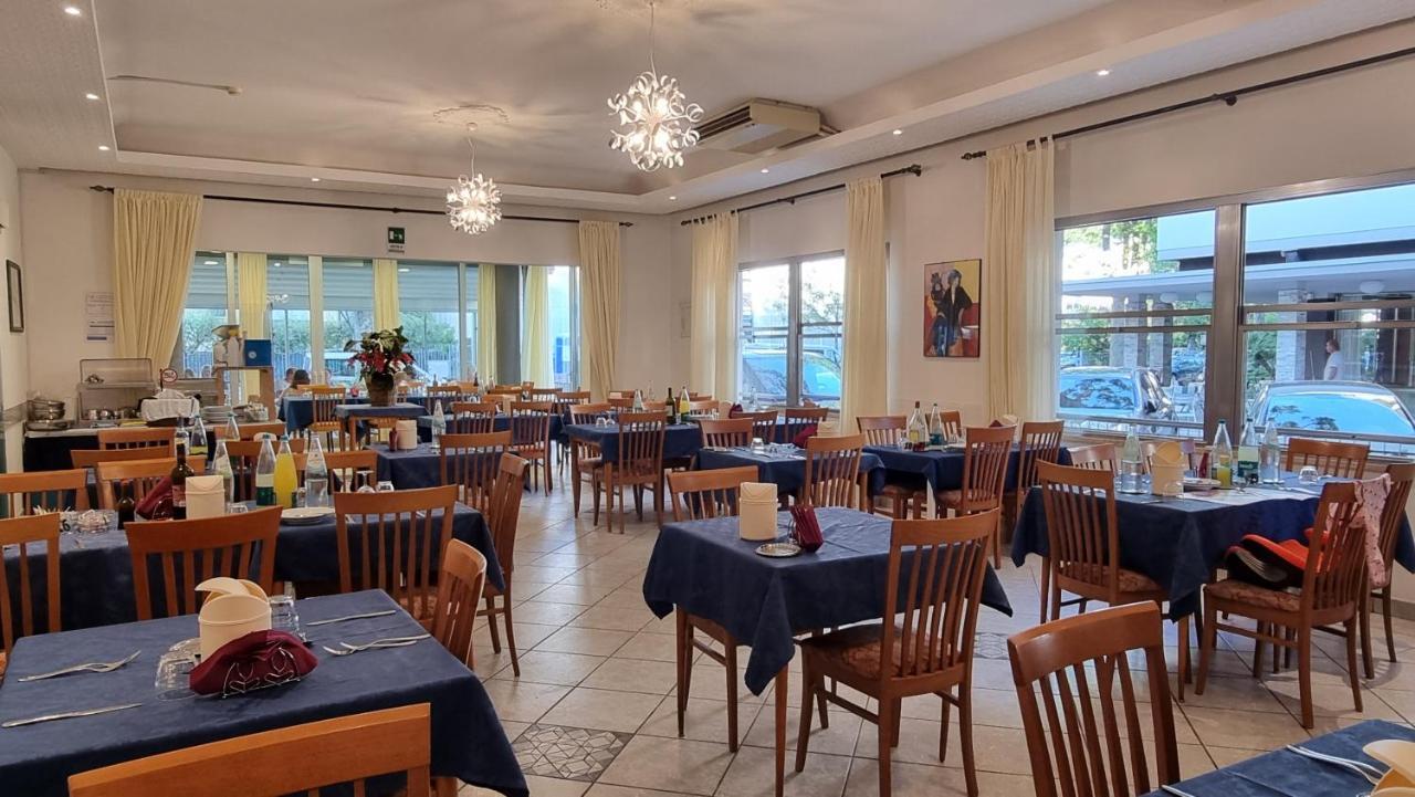 Hotel Costanza Cesenatico Exterior photo