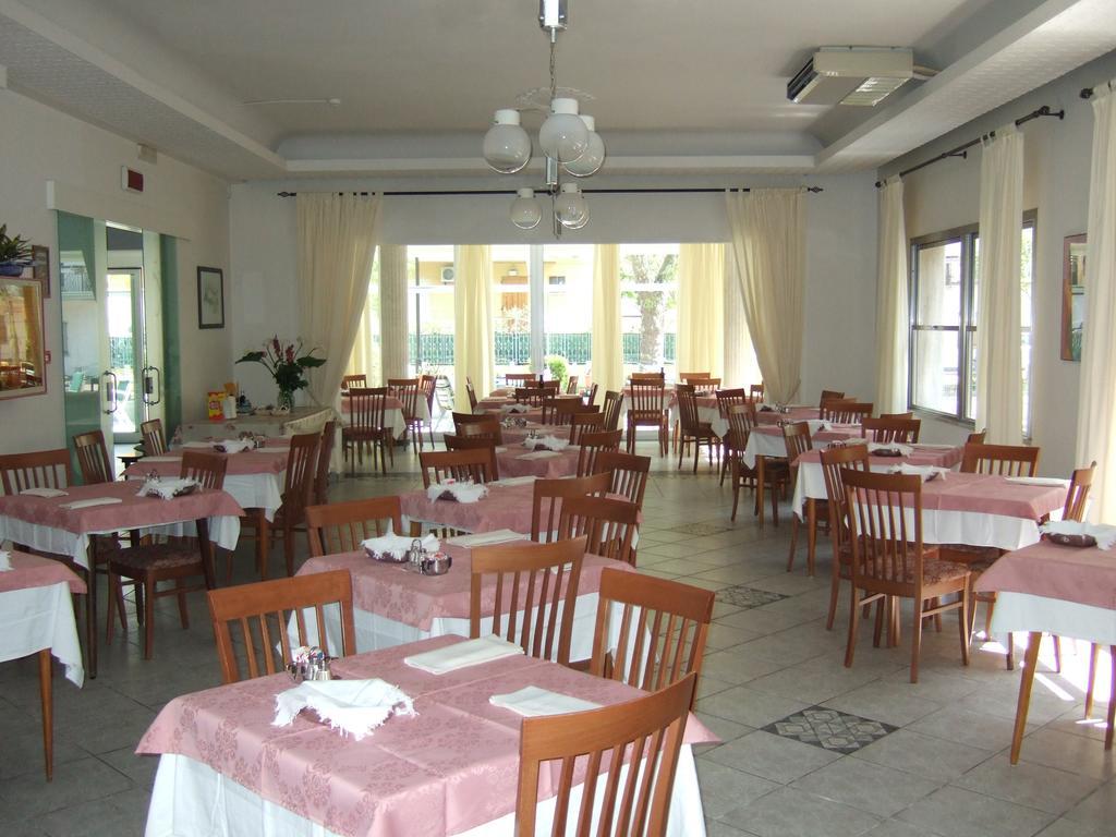 Hotel Costanza Cesenatico Exterior photo